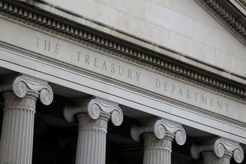 &copy; Reuters. Imagen de archivo de un detalle de la fachada del edificio del Departamento del Tesoro de Estados Unidos en Washington, D.C.