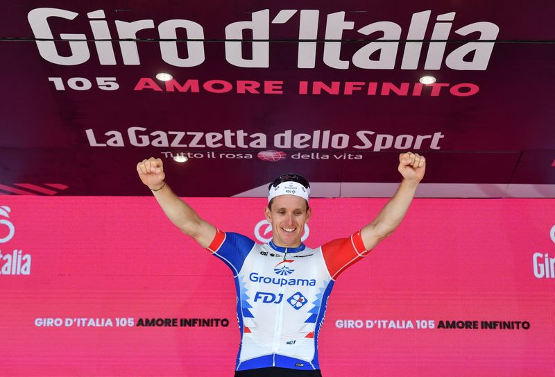 &copy; Reuters. متسابق الدراجات الفرنسي أرنو ديمار يحتفل بفوزه بالمرحلة 13 من سباق إيطاليا للدراجات يوم الجمعة. تصوير: جنيفر لورينسيني - رويترز. 