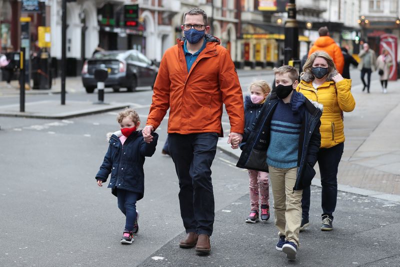 &copy; Reuters. FILE PHOTO: People wearing masks walk, as the spread of the coronavirus disease (COVID-19) continues, in London, Britain, February 20, 2022. REUTERS/May James
