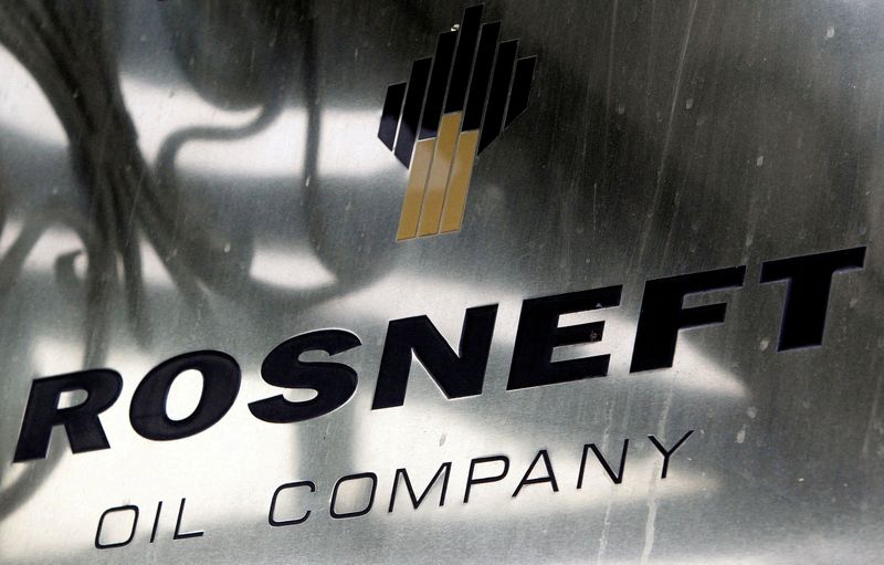 &copy; Reuters. Foto de archivo del logo de Rosneft en las oficinas de la empresa en Moscú. 
Oct 18, 2012. REUTERS/Maxim Shemetov