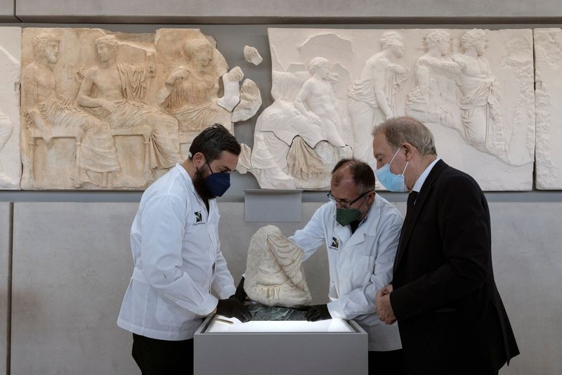 &copy; Reuters. Fragmento de mármore do templo do Partenon que será devolvido permanentemente a Atenas por um museu na Itália
10/01/2022
REUTERS/Alkis Konstantinidis