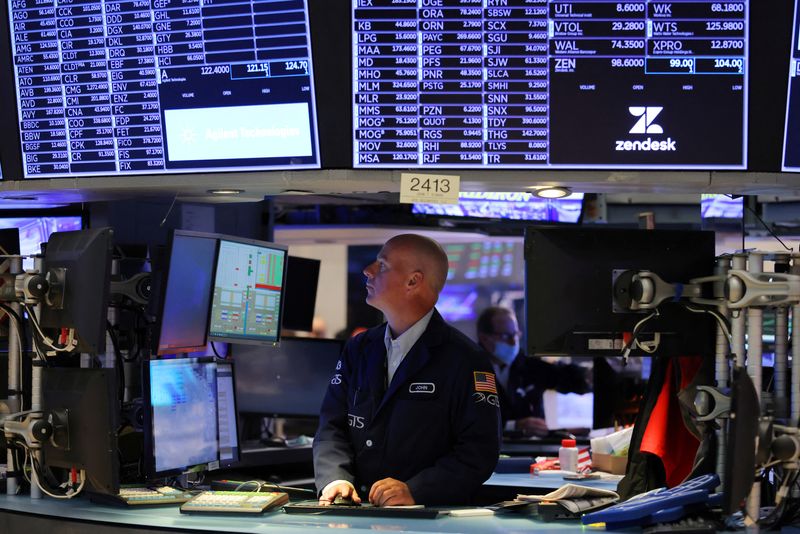 © Reuters. FILE PHOTO: A trader works on the trading floor at the New York Stock Exchange (NYSE) in Manhattan, New York City, U.S., May 20, 2022. REUTERS/Andrew Kelly