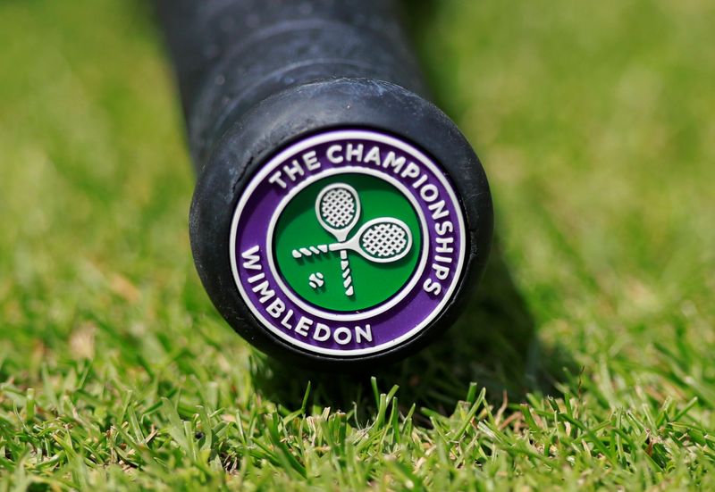 &copy; Reuters. Imagen de archivo del logotipo del torneo de tenis de Wimbledon en la base del mango de una raqueta de tenis en el césped del All England Lawn Tennis and Croquet Club de Londres, Reino Unido. 2 de julio, 2019. REUTERS/Andrew Couldridge/Archivo