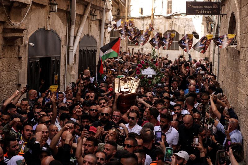 &copy; Reuters. صورة لجنازة صحفية الجزيرة شيرين أبو عاقلة في مخيم جنين بالضفة الغربية يوم 13 مايو ايار 2022. تصوير: عمار عوض - رويترز. 