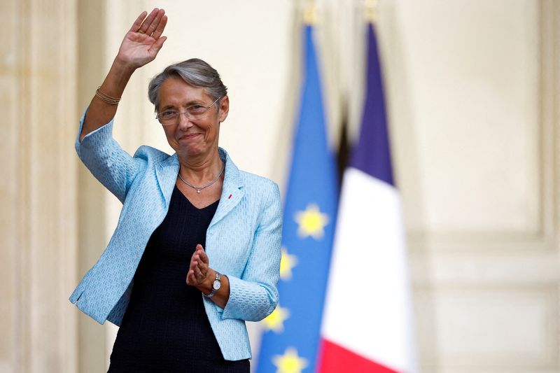 &copy; Reuters. FILE PHOTO: Newly-appointed French Prime Minister Elisabeth Borne gestures as she attends a handover ceremony in the courtyard of Hotel Matignon in Paris, France, May 16, 2022. REUTERS/Christian Hartmann
