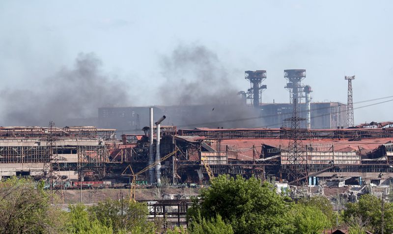 &copy; Reuters. Le ministère russe de la Défense a affirmé vendredi que ses forces contrôlaient totalement l'usine Azovstal de Marioupol après la reddition des derniers combattants ukrainiens, alors que l'offensive russe s'intensifie dans le Donbass. /Photo prise le