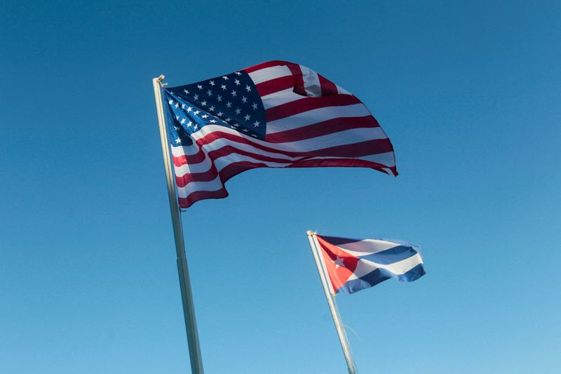 © Reuters. FILE PHOTO: Flags of U.S. and Cuba hang outside a hotel in Havana, Cuba, April 6, 2022. REUTERS/Stringer