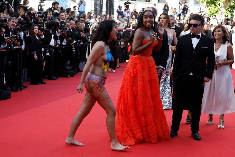 &copy; Reuters. Manifestante pintada com cores da Ucrânia é expulsa do tapete vermelho de Cannes 
20/05/2022
REUTERS/Eric Gaillard 