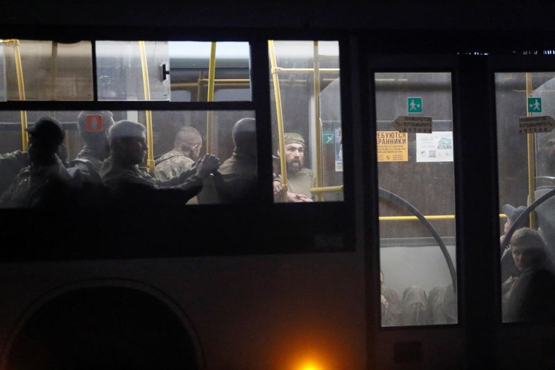 &copy; Reuters. حافلة تحمل مقاتلين أوكرانيين بعد استسلامهم في مصنع آزوفستال للصلب يوم الجمعة. تصوير: ألكسندر إرموتشينكو - رويترز.