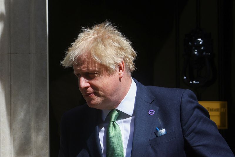 &copy; Reuters. رئيس الوزراء البريطاني بوريس جونسون يغادر مقر الحكومة في لندن يوم 18 مايو ايار 2022. تصوير: هانا مكاي - رويترز. 