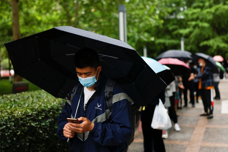&copy; Reuters. أشخاص يصطفون لإجراء اختبار فيروس كورونا في بكين يوم السادس من مايو أيار 2022. تصوير: كارلوس جارسيا رولينز - رويترز