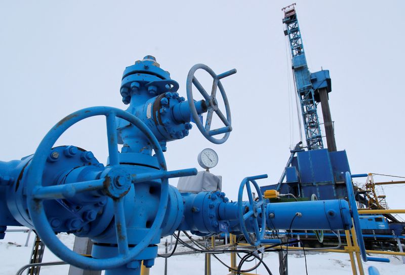 © Reuters. FILE PHOTO: A view shows valves near a drilling rig at a gas processing facility, operated by Gazprom company, at Bovanenkovo gas field on the Arctic Yamal peninsula, Russia May 21, 2019. Picture taken May 21, 2019. REUTERS/Maxim Shemetov/File Photo