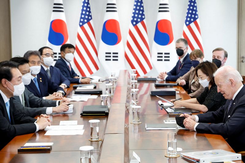 &copy; Reuters. الرئيس الأمريكي جو بايدن خلال اجتماعه بالرئيس الكوري الجنوبي الجديد يون سوك يول في سول يوم السبت. تصوير: جوناثان إرنست - رويترز. 