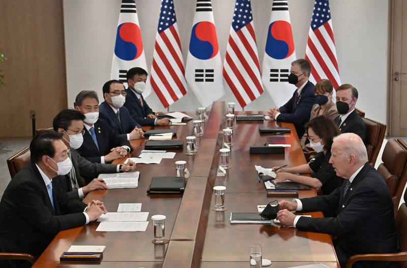 © Reuters. U.S. President Joe Biden meets with South Korean President Yoon Suk-yeol at the Presidential Office in Seoul, South Korea May 21, 2022. Jung Yeon-je/Pool via REUTERS