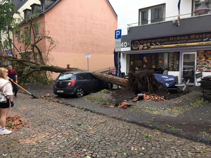 &copy; Reuters. A Paderborn, en Allemagne. Les violentes tempêtes qui se sont abattues sur l'ouest de l'Allemagne vendredi ont fait au moins un mort et une quarantaine de blessés, dont dix graves, ont déclaré la police et les médias locaux. /Image diffusée sur un r