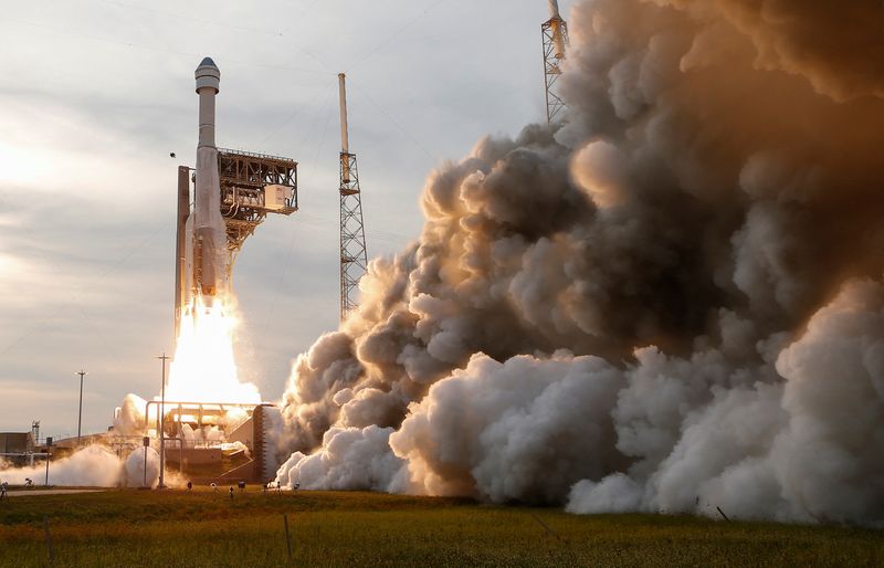 &copy; Reuters. كبسولة الفضاء الكبسولة ستارلاينر سي.إس.تي-100 التابعة لبوينج على متن صاروخ في كيب كنافيرال في فلوريدا بالولايات المتحدة يوم 19 مايو أيار 2022. تص