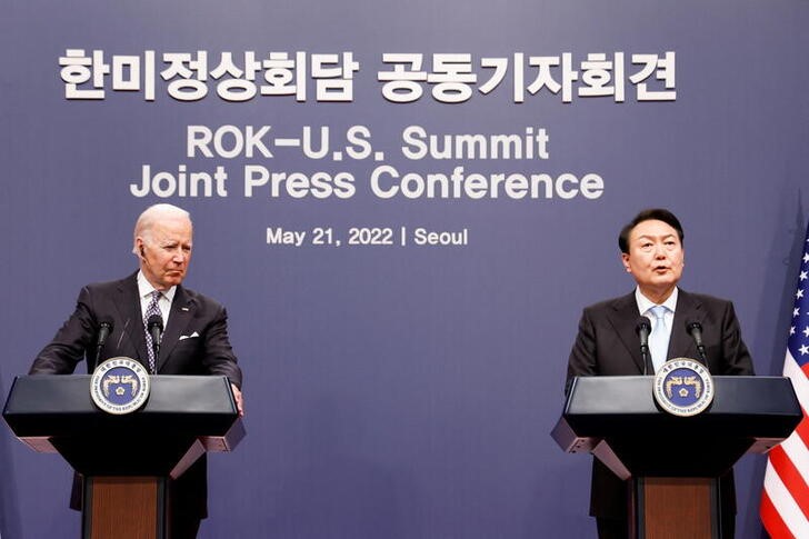 &copy; Reuters. 　訪韓中のバイデン米大統領は２１日、今月就任した韓国の尹錫悦大統領とソウルで初の首脳会談を行い、軍事演習拡大のほか必要なら新たな兵器配備を行うことで合意した（２０２２年　