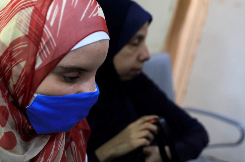 &copy; Reuters. سيدة مصرية تضع كمامة للوقاية من فيروس كورونا في القاهرة في صورة من أرشيف رويترز