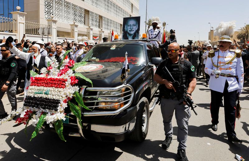 © Reuters. جنازة الشاعر العراقي مظفر النواب في بغداد يوم السبت. تصوير: أحمد سعد - رويترز