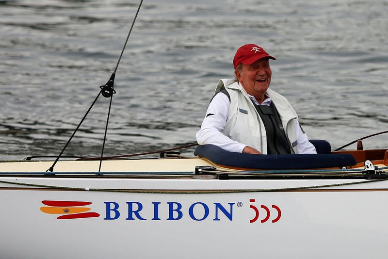 © Reuters. Former Spanish King Juan Carlos smiles in his boat during a sailing regatta at Sanxenxo Sailing Club in Sanxenxo, Spain, May 21, 2022. REUTERS/Pedro Nunes