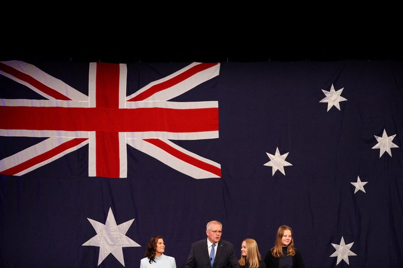 © Reuters. Incumbent Prime Minister Scott Morrison, leader of the Australian Liberal Party, stands next to his wife Jenny and daughters Lily and Abbey as he concedes defeat in the country's general election in which he ran against Labor Party leader Anthony Albanese, in Sydney, Australia, May 21, 2022. REUTERS/Loren Elliott