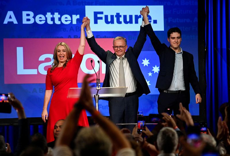 © Reuters. Anthony Albanese, leader of Australia's Labor Party is accompanied by his partner Jodie Haydon and son Nathan Albanese to address his supporters after incumbent Prime Minister and Liberal Party leader Scott Morrison conceded defeat in the country's general election, in Sydney, Australia May 21, 2022. REUTERS/Jaimi Joy