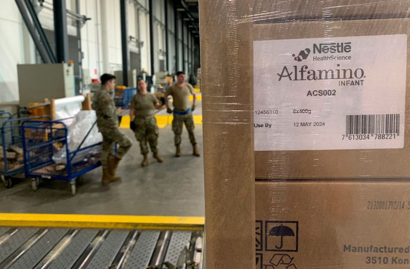 © Reuters. Soldiers load up boxes of baby formula ready for first shipments to U.S from Europe at Ramstein U.S. army base, Germany, May 21, 2022, to attempt to combat a critical shortage in the U.S.    REUTERS/Erol Dogrudogan