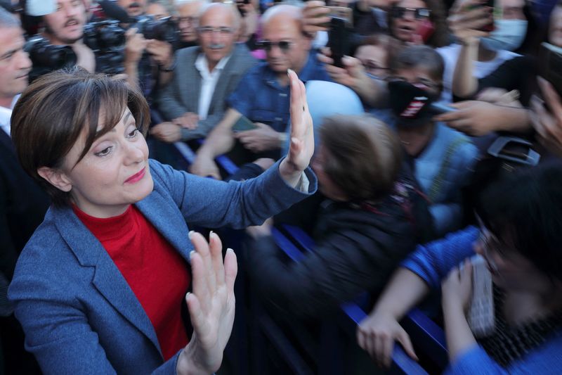 &copy; Reuters. FILE PHOTO: Canan Kaftancioglu, chair of the main opposition Republican People's Party's (CHP) Istanbul branch, greets her supporters as she arrives at the party building in Istanbul, Turkey May 12, 2022. REUTERS/Murad Sezer