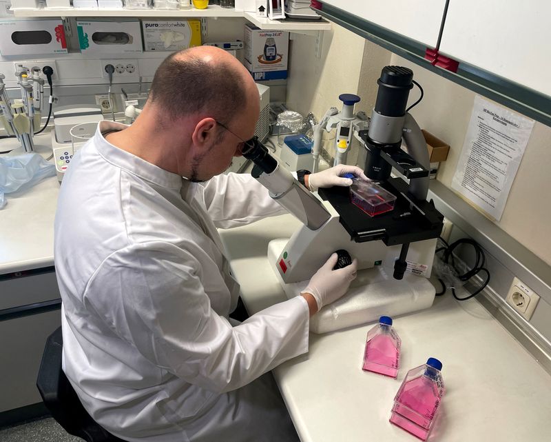 &copy; Reuters. El jefe del Instituto de Microbiología de las Fuerzas Armadas alemanas, Roman Woelfel, trabaja en su laboratorio en Múnich, después de que Alemania haya detectado su primer caso de viruela del mono. 20 de mayo de 2022.     REUTERS/Christine Uyanik