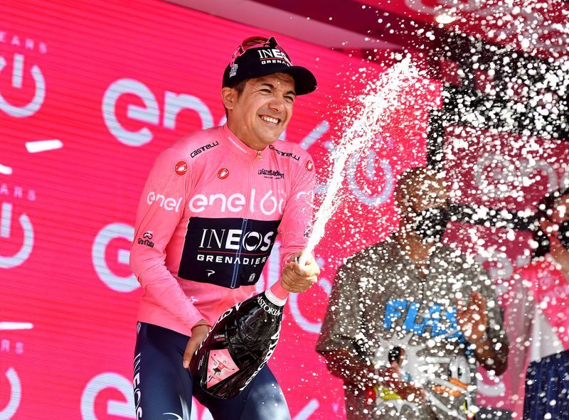 &copy; Reuters. Ciclismo - Giro de Italia - Etapa 14 - De Santena a Turín, Italia - 21 de mayo de 2022. Richard Carapaz, de INEOS Grenadiers, celebra el maillot de la maglia rosa en el podio tras la etapa 14. REUTERS/Jennifer Lorenzini