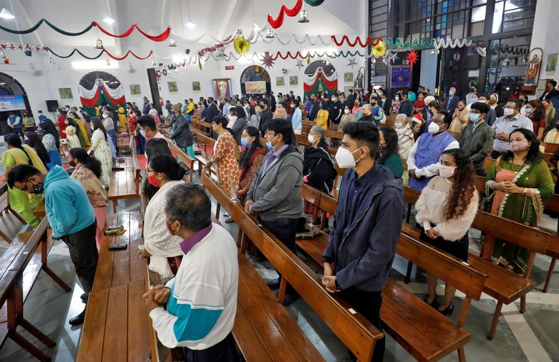 &copy; Reuters. أشخاص يضعون كمامات في كنيسة بأحمد أباد في الهند يوم 24 ديسمبر كانون الأول 2022. تصوير: أميت ديف - رويترز