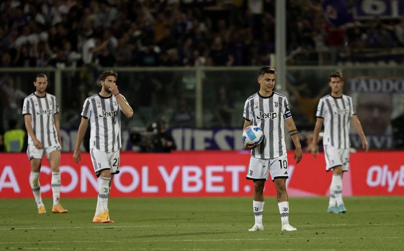 &copy; Reuters. 　サッカーのイタリア・セリエＡは２１日、各地でシーズン最終戦を行い、今季不振だったユベントスは敵地でフィオレンティナに０─２で敗れた。写真は落胆するユベントスの選手たち（