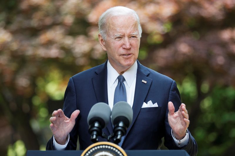 © Reuters. U.S. President Joe Biden delivers remarks with Hyundai Motor Group Chairman Euisun Chung (not pictured) on the automaker’s decision to build a new electric vehicle and battery manufacturing facility in Savannah, Georgia, as Biden ends his visit to Seoul, South Korea, May 22, 2022. REUTERS/Jonathan Ernst