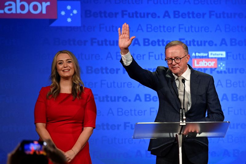 © Reuters. Anthony Albanese, leader of Australia's Labor Party is accompanied by his partner Jodie Haydon while he addresses his supporters after incumbent Prime Minister and Liberal Party leader Scott Morrison conceded defeat in the country's general election, in Sydney, Australia May 21, 2022. REUTERS/Jaimi Joy