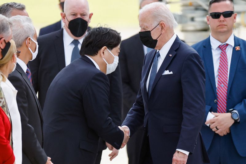 © Reuters. U.S. President Joe Biden shakes hands with Japanese Foreign Minister Yoshimasa Hayashi upon his arrival at Yokota U.S. Air Force Base in Fussa, on the outskirts of Tokyo, Japan May 22, 2022. REUTERS/Kim Kyung-Hoon