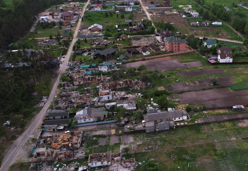 © Reuters. FILE PHOTO: A view of the destroyed village of Moshchun, amid Russia's invasion, Kyiv region, Ukraine May 19, 2022. Picture taken with a drone. REUTERS/Leonardo Benassatto