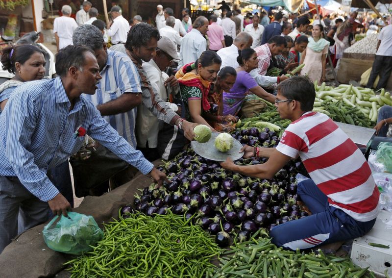 © Reuters. FILE PHOTO: Customers buy vegetables at a market in Ahmedabad, India, September 29, 2015.  REUTERS/Amit Dave/File Photo