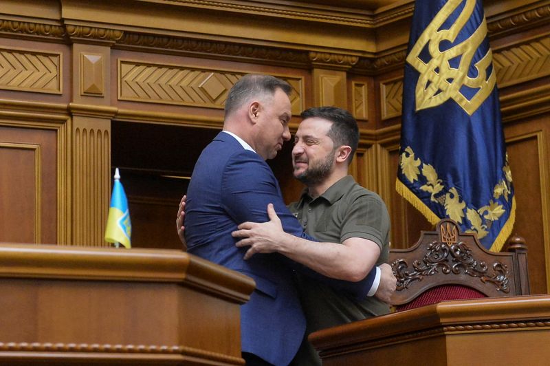 © Reuters. Le président polonais Andrzej Duda embrasse Zelensky. Premier dirigeant étranger à se rendre devant le Parlement ukrainien depuis le début de l'offensive militaire russe le 24 février, Duda a déclaré aux élus présents à Kyiv que céder ne serait-ce qu'
