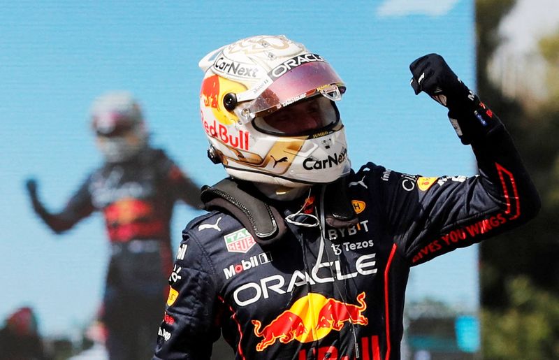 &copy; Reuters. ماكس فرستابن سائق ريد بول يحتفل بعد فوزه بسباق جائزة إسبانيا الكبرى يوم الأحد. تصوير: ناتشو دوس - رويترز