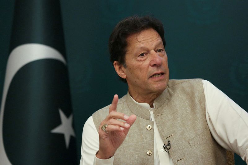 © Reuters. رئيس الوزراء الباكستاني عمران خان متحدثا خلال مقابلة في إسلام أباد. صورة من أرشيف رويترز 