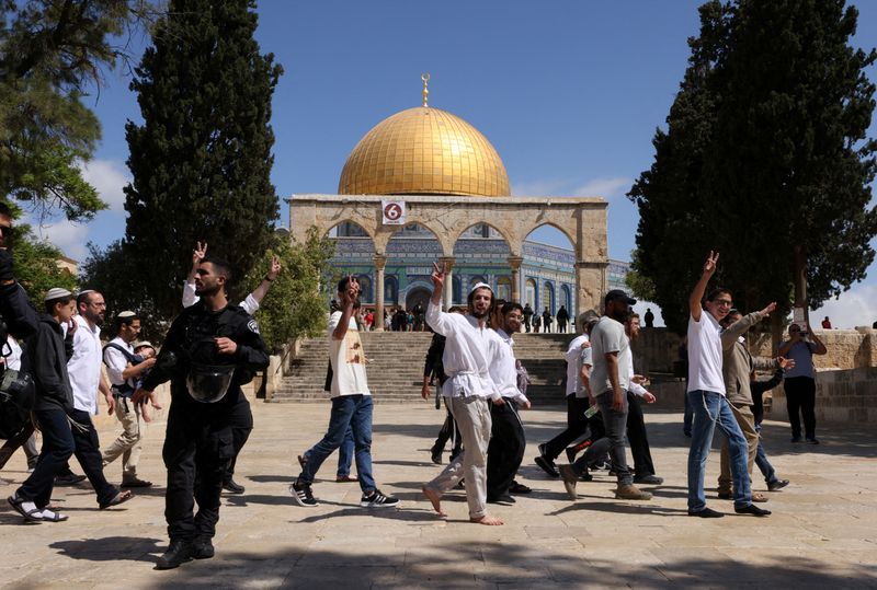 &copy; Reuters. زوار يهود يمرون داخل المجمع الذي يضم المسجد الأقصى مع عمل قوات الأمن الإسرائيلية على تأمين المنطقة في البلدة القديمة بالقدس، يوم 5 مايو أيار