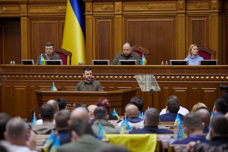 &copy; Reuters. الرئيس الأوكراني فولوديمير زيلينسكي في جلسة البرلمان بكييف يوم الأحد. صورة لرويترز من المكتب الصحفي للرئاسة الأوكرانية. 