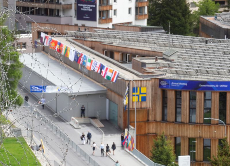 &copy; Reuters. FILE PHOTO: People walk past the congress center, the venue of the World Economic Forum 2022 (WEF) in the Alpine resort of Davos, Switzerland May 22, 2022.  REUTERS/Arnd Wiegmann