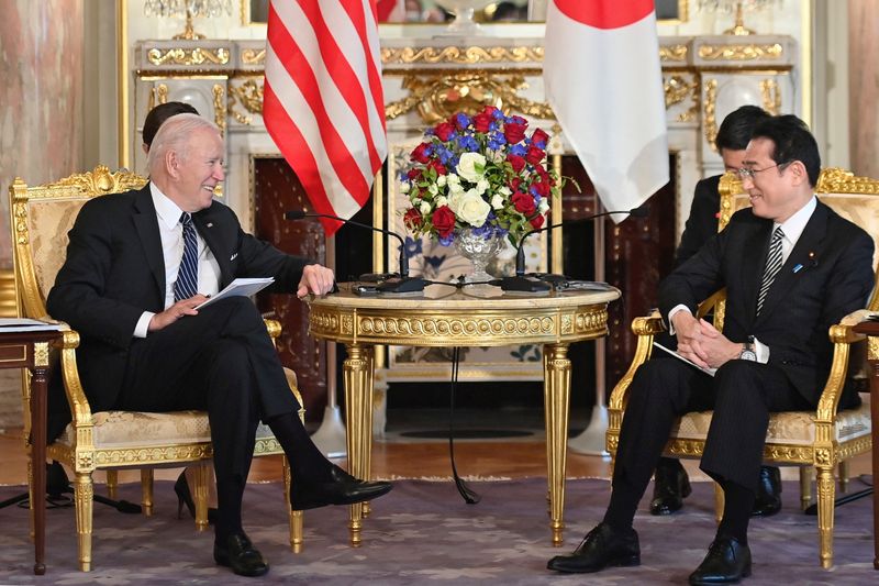 &copy; Reuters. الرئيس الأمريكي جو بايدن ورئيس الوزراء الياباني فوميو كيشيدا في قصر أكاساكا بوسط طوكيو يوم الاثنين. صورة لرويترز من ممثل لوكالات الأنباء.