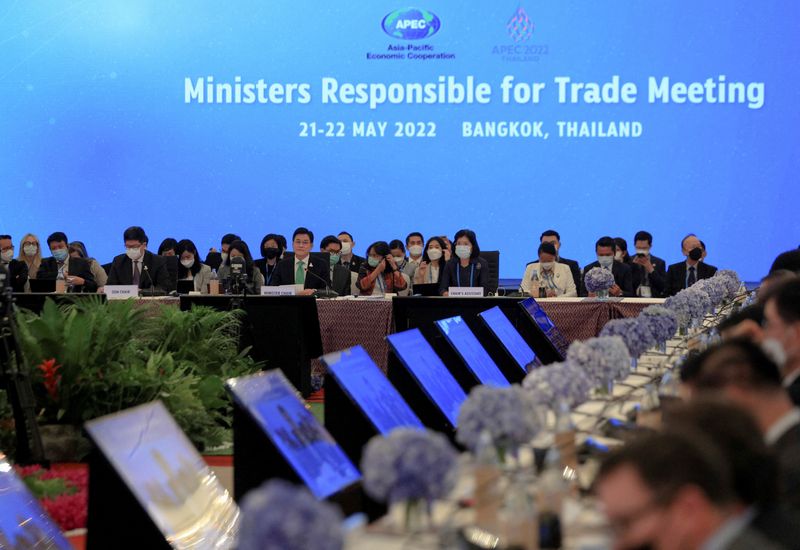 &copy; Reuters. 　５月２２日、バンコクで２１日開かれたアジア太平洋経済協力会議（ＡＰＥＣ）貿易相会合では、ロシアのレシェトニコフ経済発展相の冒頭発言に合わせて米国や日本など５カ国の代表が