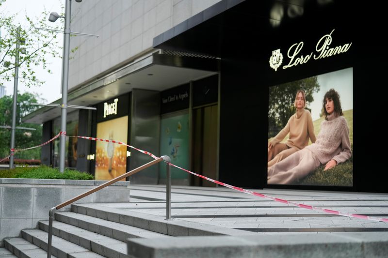 &copy; Reuters.  ５月２０日、上海の老舗美容系企業でマーケティングマネジャーとして働くコウさんは今年、いつもなら「１つか２つ」買っている高級ブランドのバッグ購入をやめて、お金を節約するつ