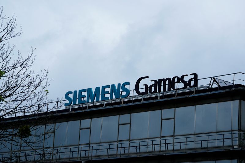 © Reuters. FILE PHOTO: The Siemens Gamesa sign is displayed at the renewable energy company's headquarters in Zamudio, Spain, April 28, 2022. REUTERS/Vincent West