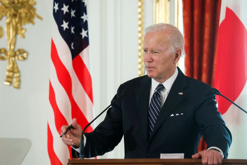 &copy; Reuters. El presidente de Estados Unidos, Joe Biden, habla durante una rueda de prensa conjunta con el primer ministro de Japón, Fumio Kishida (no en la foto), tras su reunión bilateral en el Palacio de Akasaka en Tokio, Japón, el 23 de mayo de 2022. REUTERS/Jo