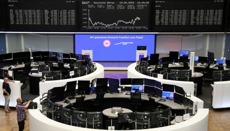 &copy; Reuters. Les principales Bourses européennes montent en début de séance lundi, la perspective d'une ouverture en hausse à Wall Street favorisant le retour sur les actions. À Paris, le CAC 40 gagne 0,41%. À Londres, le FTSE 100 prend 0,78% et à Francfort, le