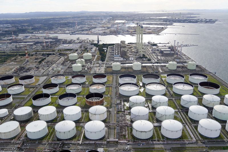 &copy; Reuters. FILE PHOTO: An aerial view shows an Idemitsu Kosan Co. oil facility in Ichihara, east of Tokyo, Japan November 12, 2021, in this photo taken by Kyodo. Mandatory credit Kyodo/via REUTERS 